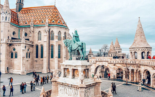 【阿聯假期】經典五星奧捷匈13天~三晚五星、三大湖區、四遊船、國王湖上湖區、鹽礦、熊布朗宮、米推餐(EK)