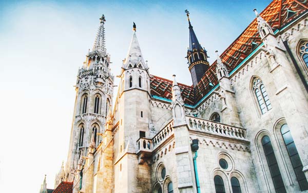 璀璨奧捷匈13天(EK)~兩晚湖區、四遊船、六晚五星、馬術村、格德勒宮、熊布朗宮、哈斯達特天空步道、皮爾森、鹽礦、梅爾克