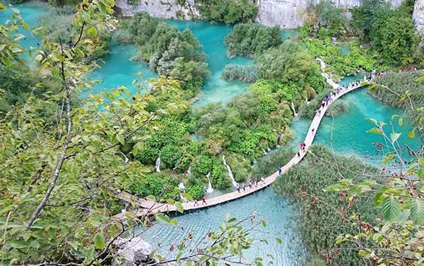 超值克.斯~十六湖區國家公園、鐘乳石洞、纜車、世界遺產、OUTLET 10天(CI/BR)
