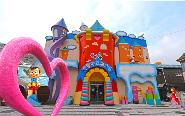 買一送一【真航濟州GO】松堂童話村.山茶花之丘.城山日出峰.馬主題秀5日(不走人蔘保肝)
