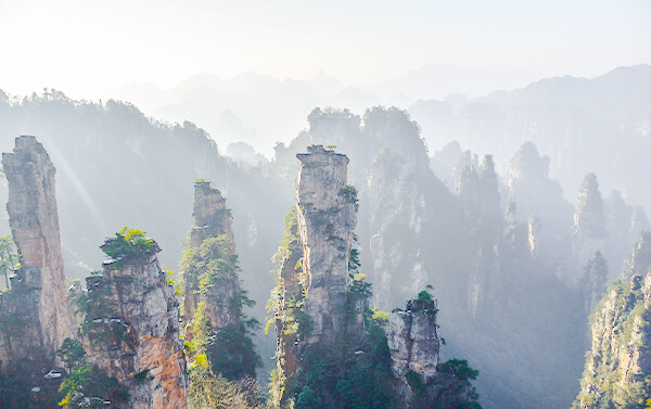 張家界大峽谷玻璃橋、天子山百龍電梯、天門山、鳯凰古城、魅力湘西秀、三峽葛洲壩三排座８日(自由行)