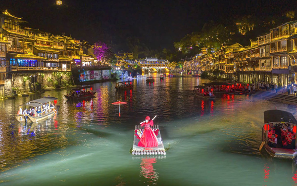 重慶8D魔幻山城、阿凡達魔幻仙境張家界、獅子關水上公路、天門孤仙秀三排座８日(自由行)