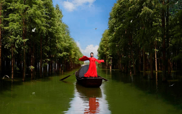 張家界五星夢裏水鄉水上森林、鳳凰磁懸浮列車體驗、大峽谷玻璃橋、百龍天梯、天門狐仙秀三排座８日(自由行)