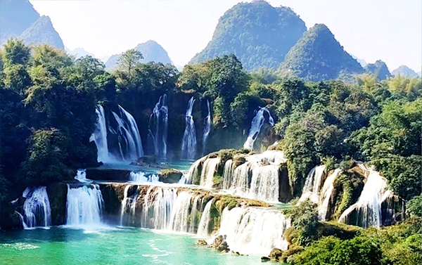 德天跨國大瀑布、長壽村、銀子岩、桂林山水、印象劉三姐、船遊漓江８日(自由行)