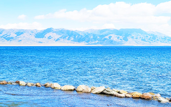 北疆春暖杏開吐爾根 塞上伊犁天鵝湖 賽里木夢幻藍冰 那拉提河谷８日(自由行)