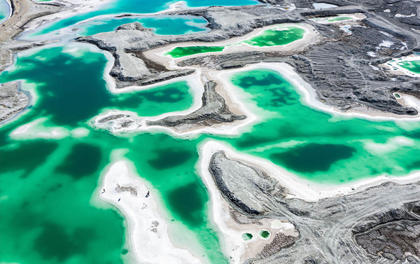 甘肅青海絲路大環線、大柴旦翡翠湖、茶卡鹽湖、七彩丹霞、水上雅丹、莫高窟、鳴沙山月牙泉三排座10+1日