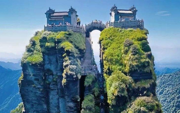 雲上貴州梵淨山金頂、馬嶺河峽谷瀑布、溶洞之王織金洞、萬峰湖遊船三排座８日(自由行)