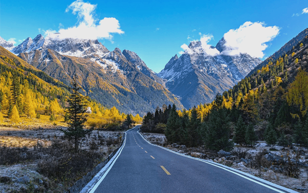 川西小瑞士四姑娘山、稻城亞丁、康定木格措三排座８日(自由行)