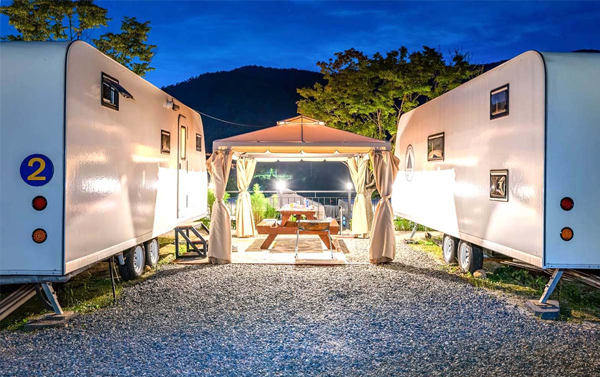 首爾 湖畔星夜之旅：睡在星空下～入住湖畔露營車 升等明洞飯店、南怡島遊船、復古電動車 5日(KE)
